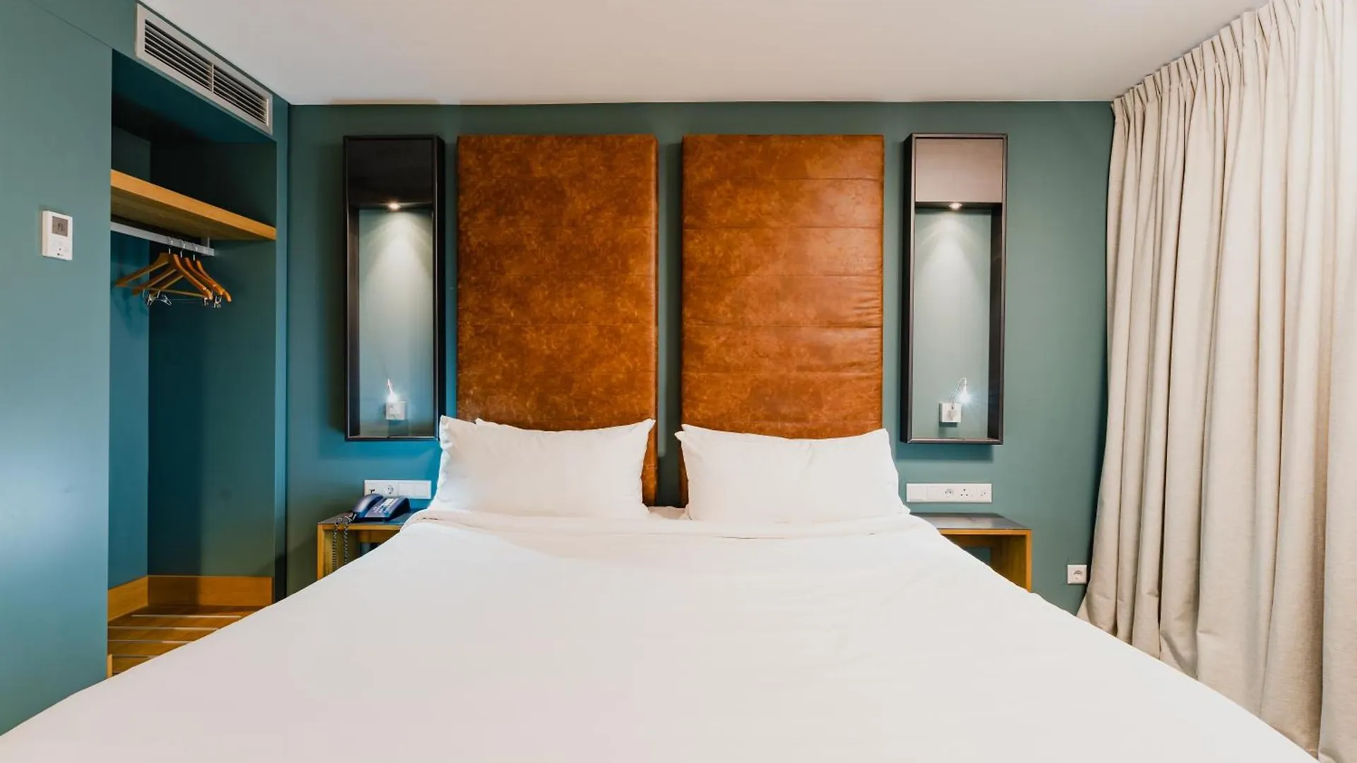 Hotel De Hallen Amsterdam 4*,